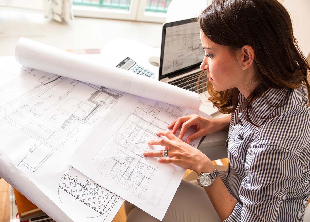 Architecte travaillant sur un plan